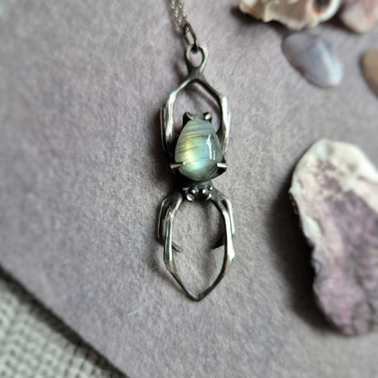 Pendentif Aurora Spider avec un cabochon en labradorite, amulette de sorcière en argent faite à la main