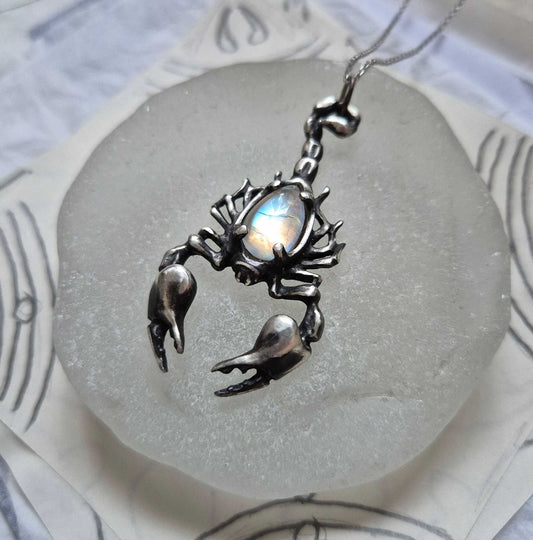 Mondskorpion-Anhänger mit einem Mondstein-Cabochon-Edelstein; Hexenschmuck aus Silber