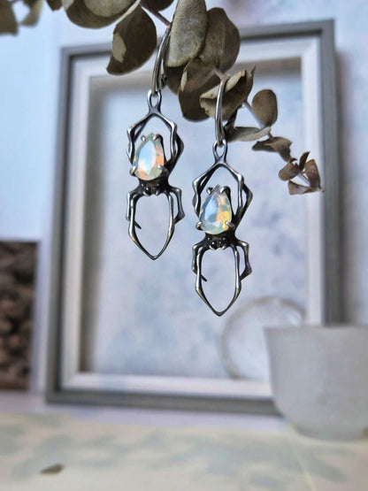 Opal-Spinnenohrringe – Auf Bestellung gefertigt! – mit facettierten Opal-Edelsteinen, handgefertigter Hexen-Silberschmuck