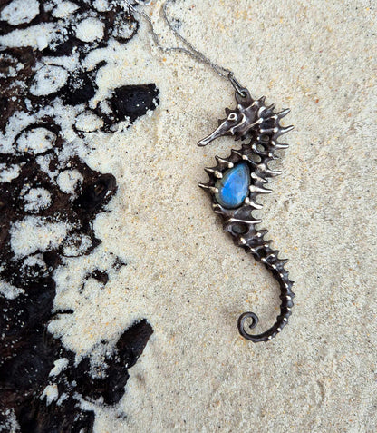 Seepferdchen-Anhänger mit blauem Labradorit-Edelstein, Meerjungfrauen-Schmuck