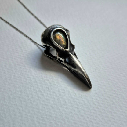 Pendentif crâne de corbeau à trois yeux avec un cabochon d'améthyste, talisman de sorcière nordique en argent fait à la main