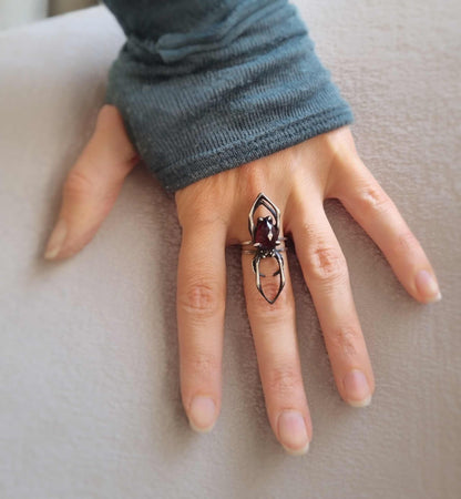 Bague Dragonblood Spider avec une pierre précieuse en grenat taillé en rose, fabriquée sur commande, bijoux en argent de sorcière