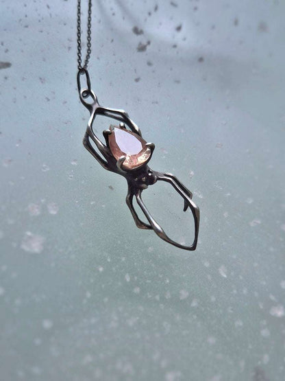 Silberne Spinnenkette – Oregon Sunstone Edelstein – Handgefertigter Silberschmuck