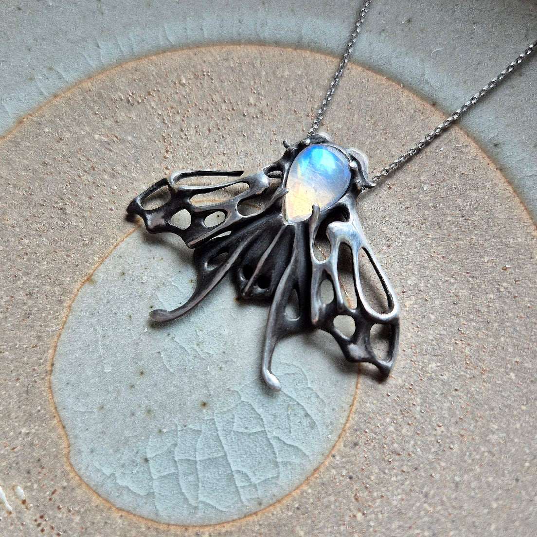 Pendentif Papillon de nuit : Talisman Aurora en argent sur mesure avec pierre de labradorite