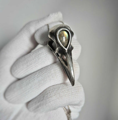 Pendentif crâne de corbeau à trois yeux avec un cabochon d'améthyste, talisman de sorcière nordique en argent fait à la main