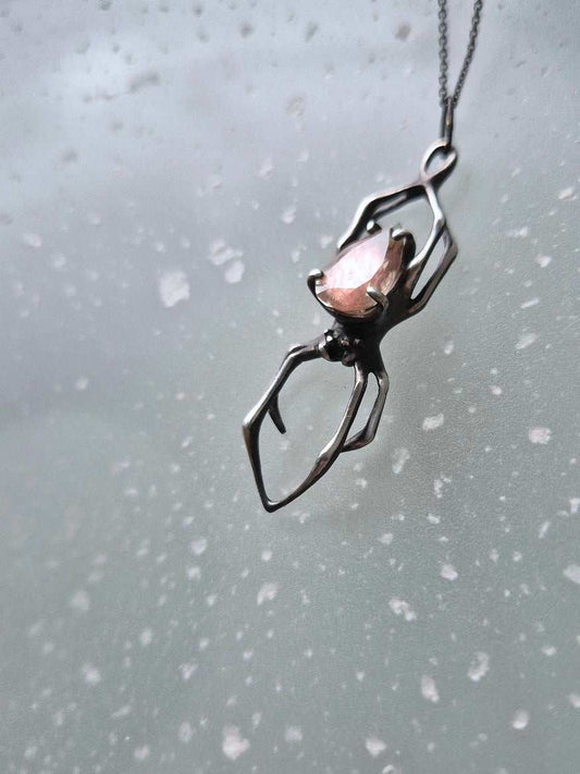 Pendentif araignée rosée dorée avec une pierre cabochon en labradorite, talisman en argent à énergie solaire de sorcière fait main