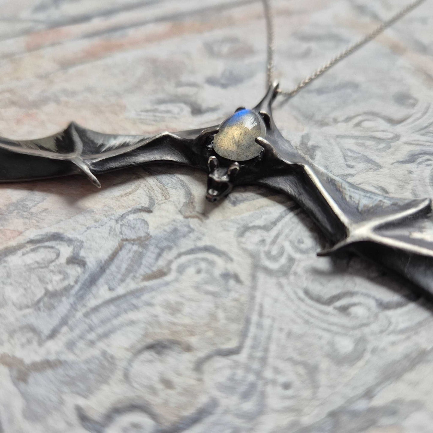 Aurora Bat Anhänger mit einem hellblauen Labradorit Edelstein, handgemachter Hexen-/Vampir-Cosplay-Talisman