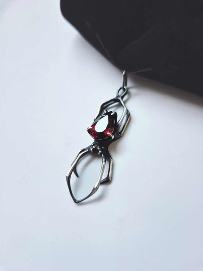 Spider necklace in Sterling silver - Garnet gem - Custom crafted