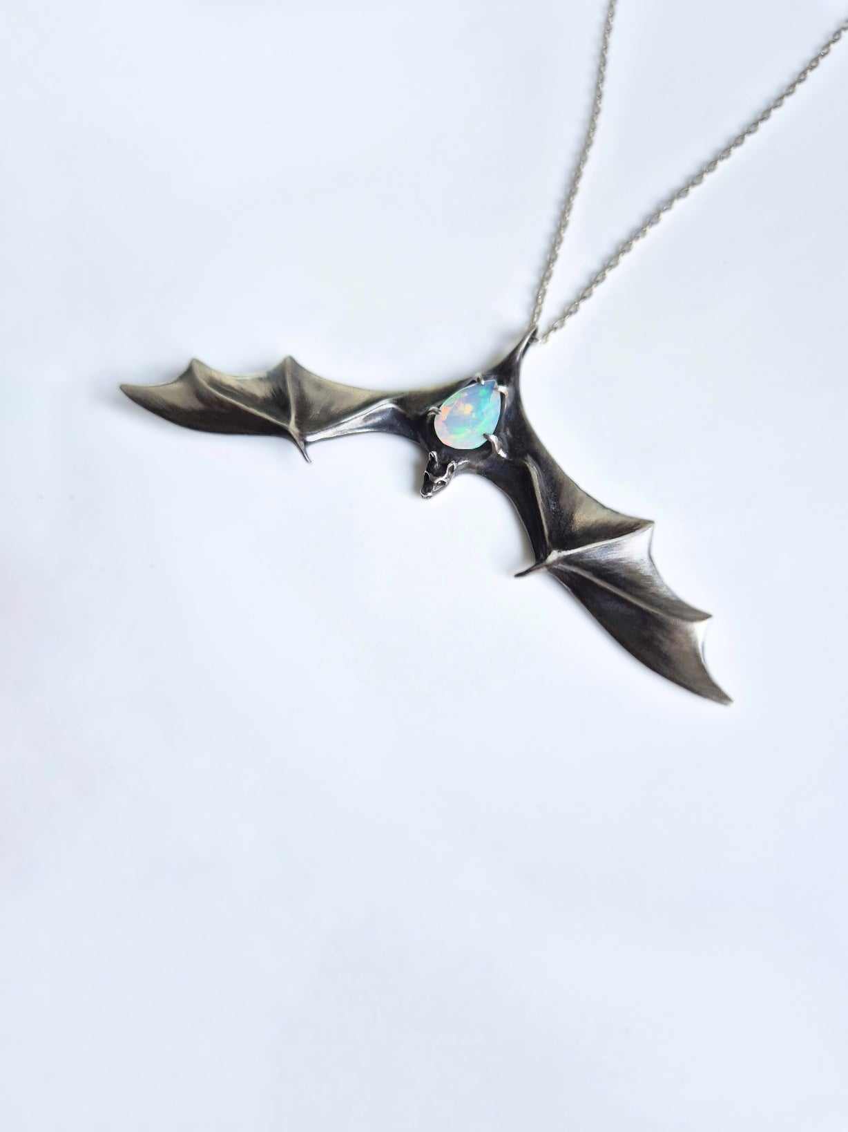Collier chauve-souris en argent – Opale éthiopienne naturelle – Bijou symbolique en argent fait main