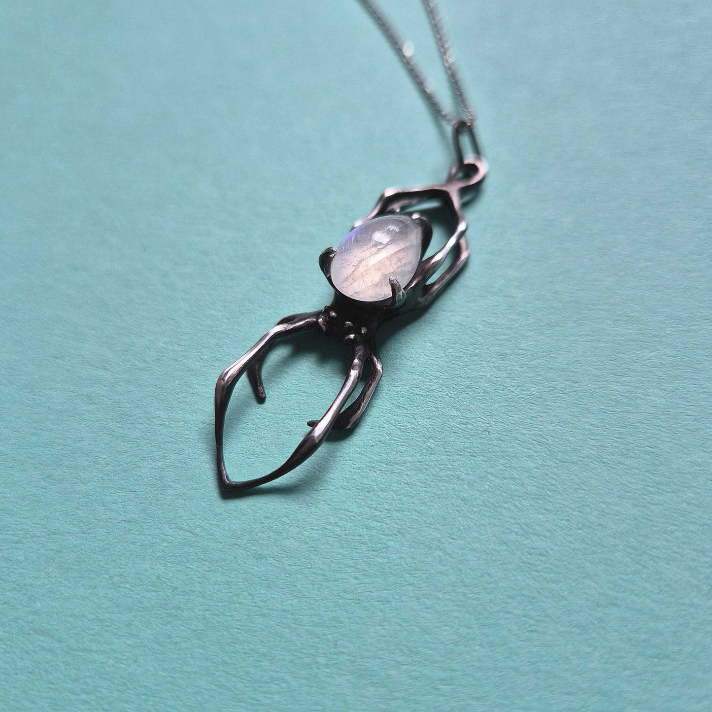 Pendentif Araignée Lunaire avec un cabochon en labradorite, amulette de sorcière en argent faite à la main