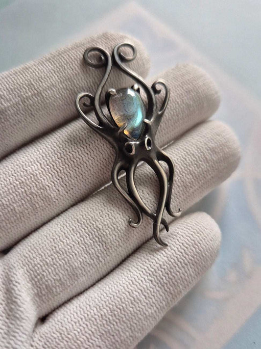 Aurora Octopus Anhänger mit einem blauen Labradorit Cabochon Edelstein, handgefertigter Meerjungfrau Silberschmuck