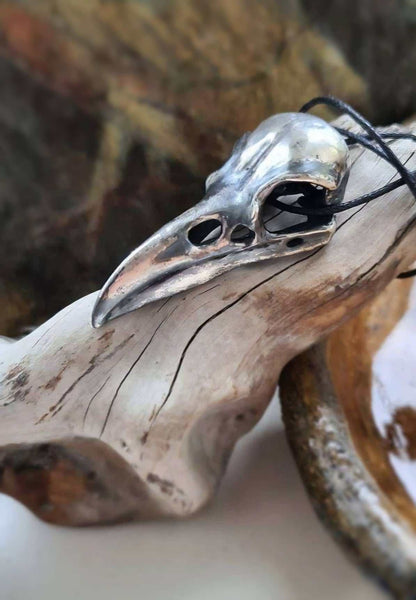 Silberne Rabenschädel-Halskette - Handgefertigter symbolischer Silberschmuck