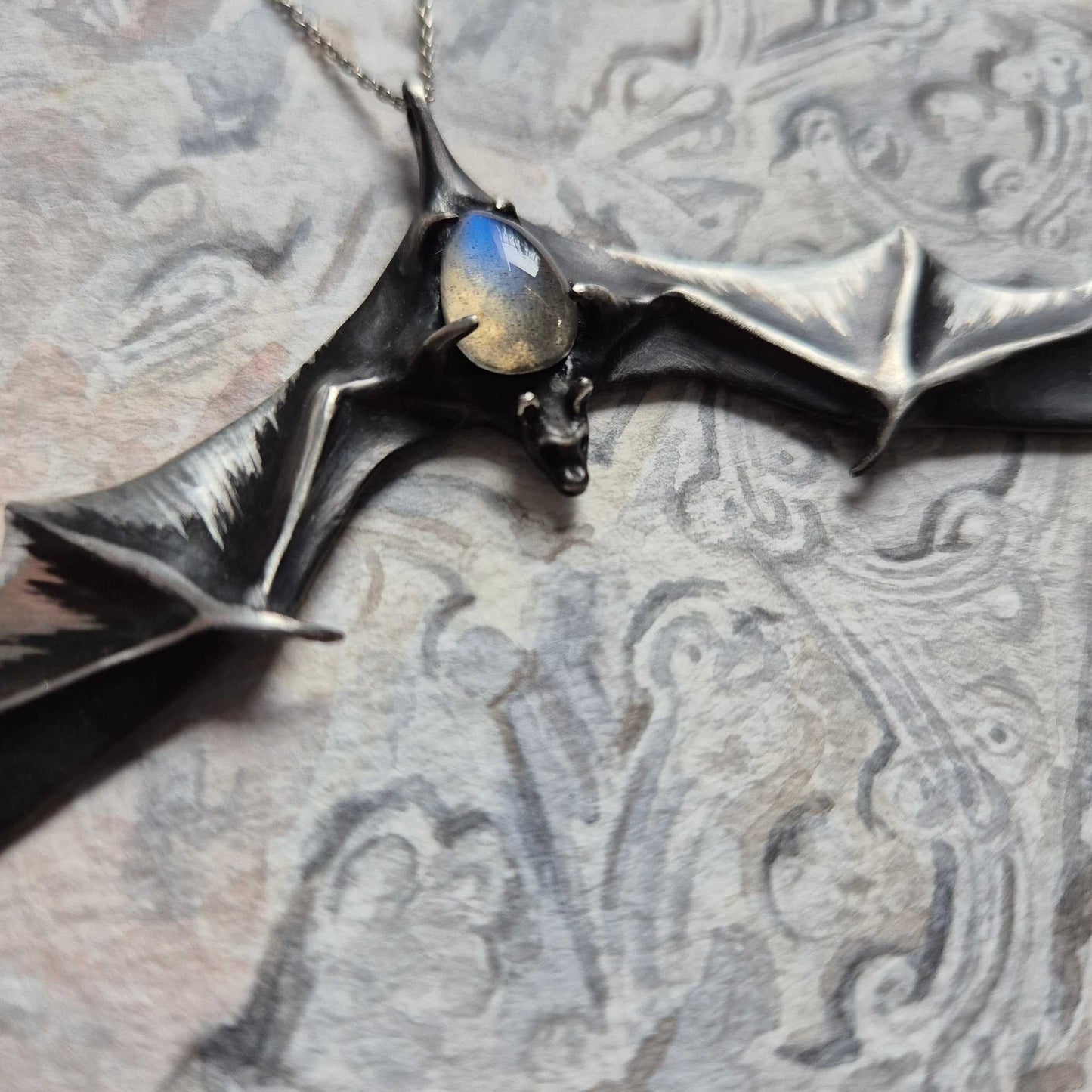 Aurora Bat Anhänger mit einem hellblauen Labradorit Edelstein, handgemachter Hexen-/Vampir-Cosplay-Talisman