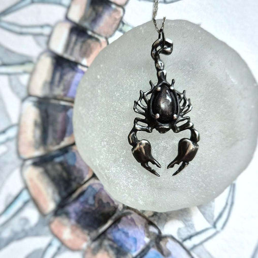 Midnight Scorpion Anhänger mit einem Hessonit-Granat-Cabochon