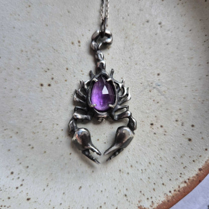 Amethyst-Skorpion-Anhänger mit einem Amethyst-Edelstein im Rosenschliff, handgemachter silberner Hexenschmuck