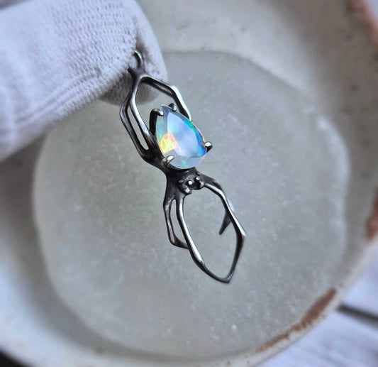 Opal-Spinnen-Anhänger mit einem äthiopischen Opal-Cabochon, Hexen-Silber-Talisman