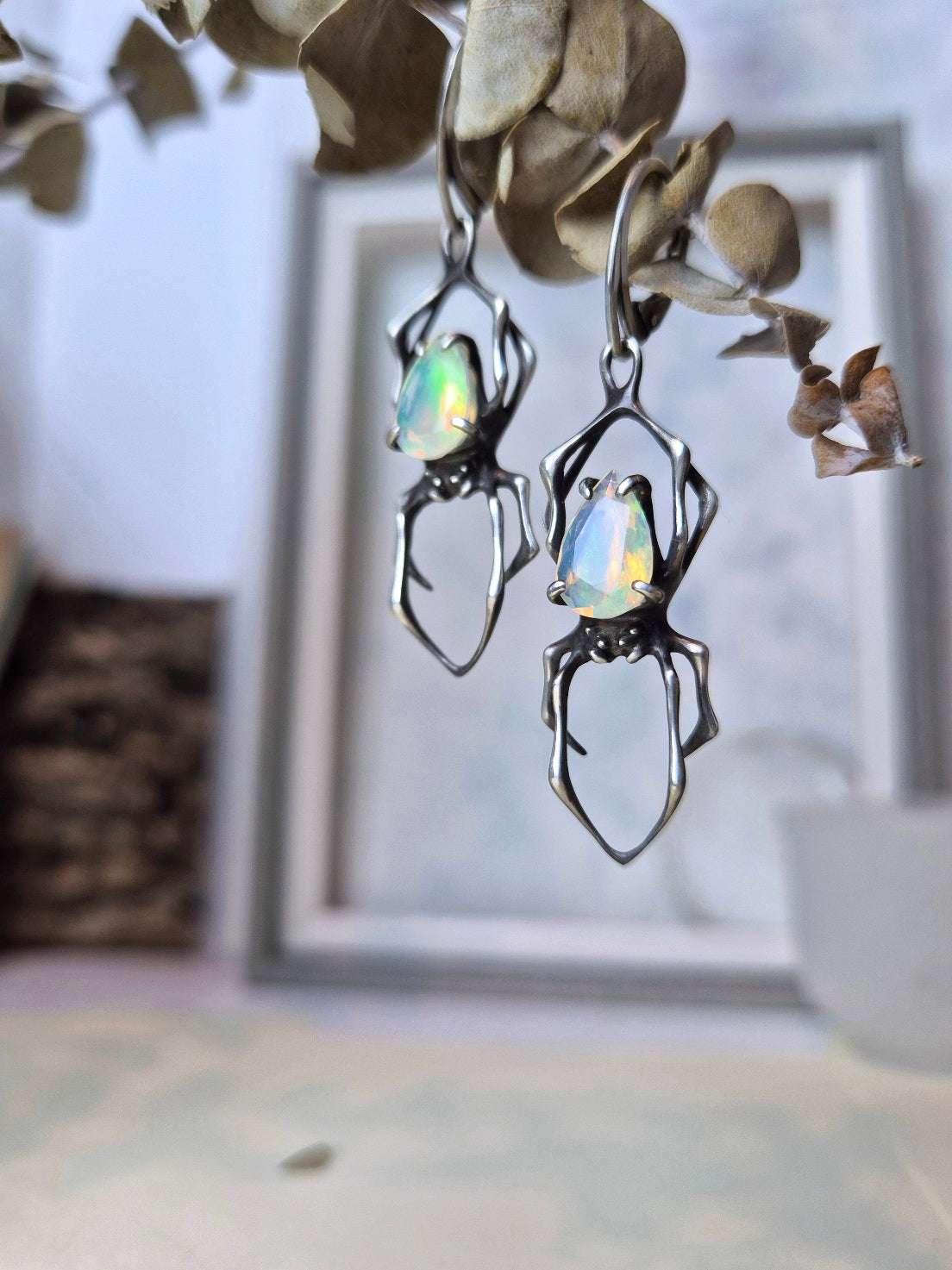 Opal-Spinnenohrringe – Auf Bestellung gefertigt! – mit facettierten Opal-Edelsteinen, handgefertigter Hexen-Silberschmuck