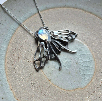 Pendentif Papillon de nuit : Talisman Aurora en argent sur mesure avec pierre de labradorite