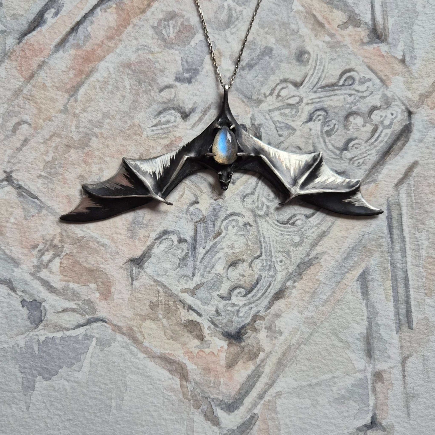 Pendentif Aurora Bat avec une pierre de labradorite bleu clair, talisman de cosplay de sorcière / vampire fait main