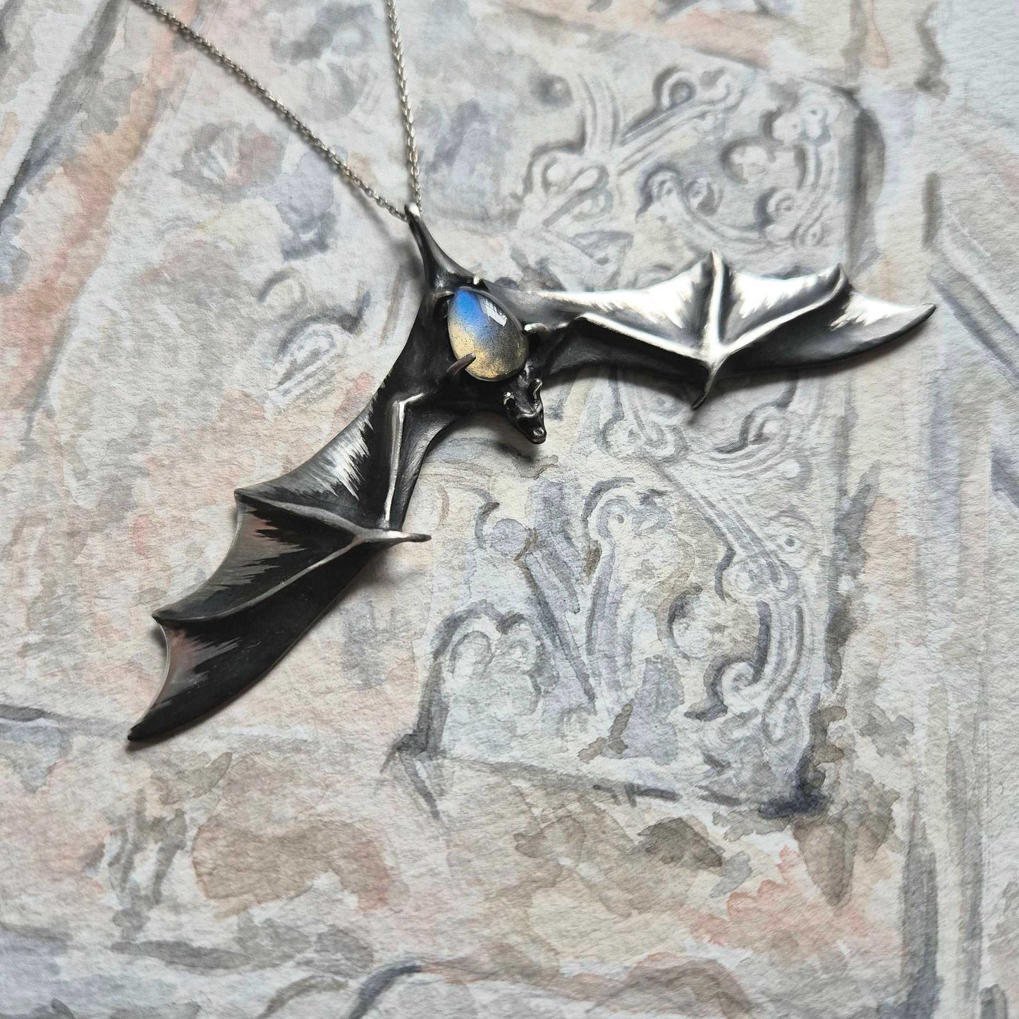 Pendentif Aurora Bat avec une pierre de labradorite bleu clair, talisman de cosplay de sorcière / vampire fait main