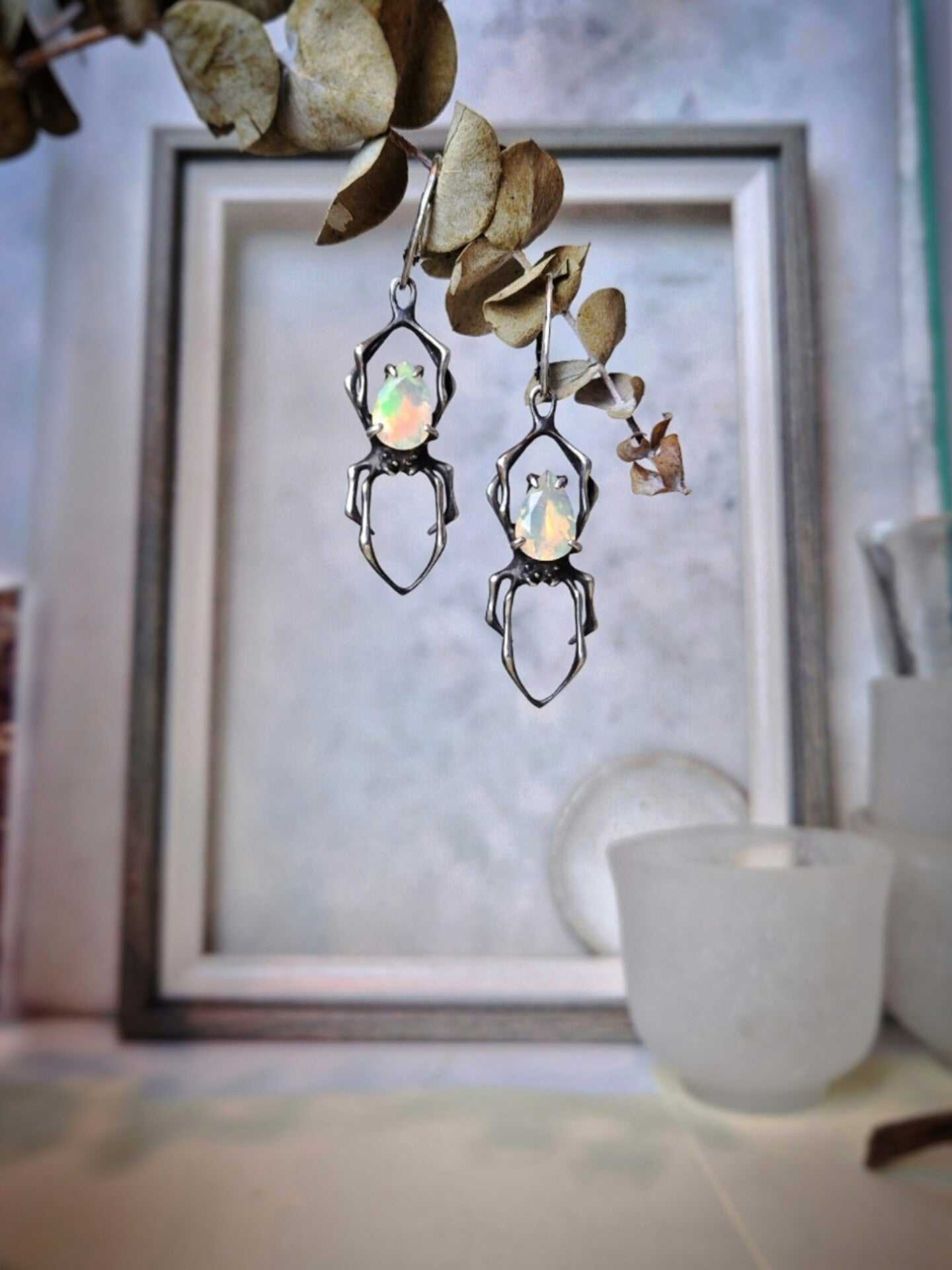Opal-Spinnenohrringe – Auf Bestellung gefertigt! – mit facettierten Opal-Edelsteinen, handgefertigter Hexen-Silberschmuck