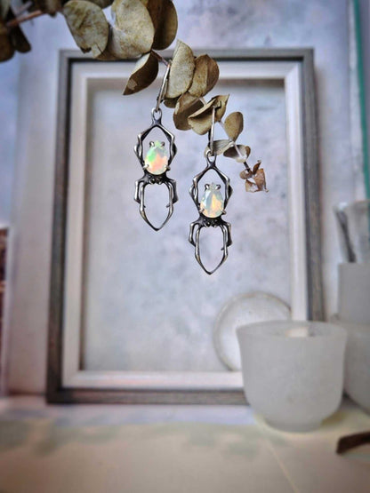 Opal-Spinnenohrringe – Auf Bestellung gefertigt! – mit facettierten Opal-Edelsteinen, handgefertigter Hexen-Silberschmuck