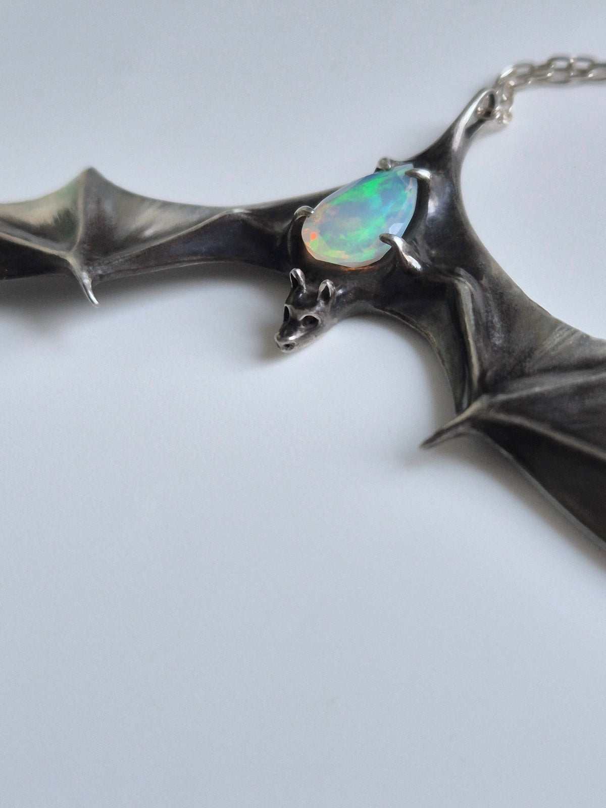 Collier chauve-souris en argent – Opale éthiopienne naturelle – Bijou symbolique en argent fait main