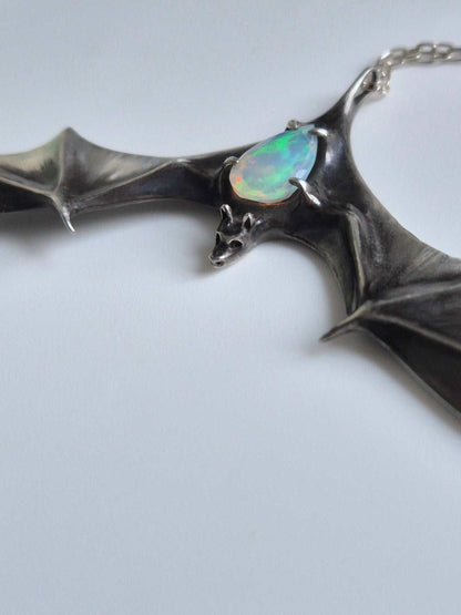 Collier chauve-souris en argent – Opale éthiopienne naturelle – Bijou symbolique en argent fait main