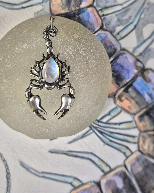 Silberne Skorpionkette - Regenbogen-Mondstein-Edelstein - Handgefertigter Silberschmuck