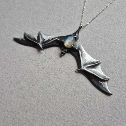 Pendentif Aurora Bat avec une pierre de labradorite bleu clair, talisman de cosplay de sorcière / vampire fait main