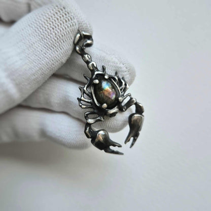 Pendentif Scorpion nocturne en mosaïque avec une pierre de labradorite à facettes, bijoux de sorcière en argent faits à la main