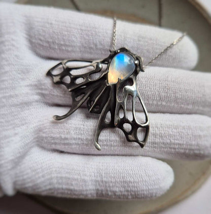 Pendentif Papillon de nuit : Talisman Aurora en argent sur mesure avec pierre de labradorite