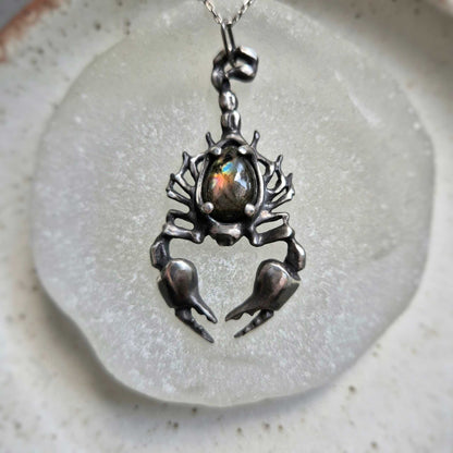 Pendentif Scorpion nocturne en mosaïque avec une pierre de labradorite à facettes, bijoux de sorcière en argent faits à la main