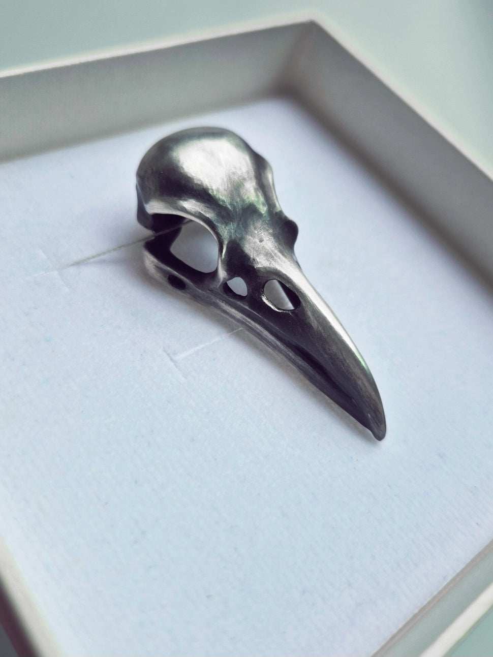 Silberne Rabenschädel-Halskette - Handgefertigter symbolischer Silberschmuck