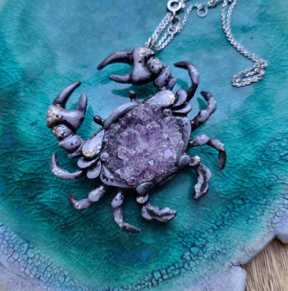 Pendentif Crabe en Améthyste, sculpté à la main, avec une druse d'Améthyste violette, talisman de la Sorcière des Mers